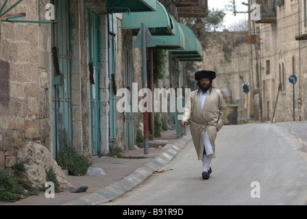 Un juif ultra-orthodoxe porte un chapeau de fourrure en shtreimel dans le quartier de MEA Shearim, une enclave ultra-orthodoxe dans Jérusalem-Ouest Israël Banque D'Images