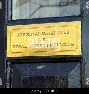 La plaque en laiton pour la porte d'entrée de la Royal Navy Club et Royal Albert Yacht Club de vieux Portsmouth dans le sud de l'Angleterre Banque D'Images