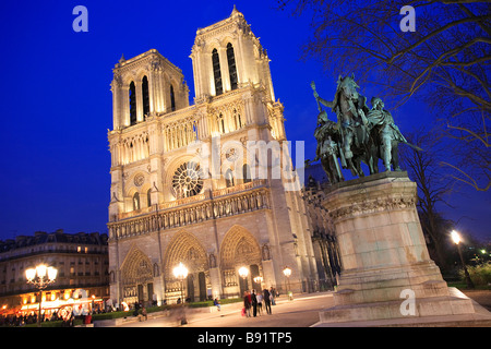 La CATHÉDRALE NOTRE DAME DE PARIS LA NUIT Banque D'Images