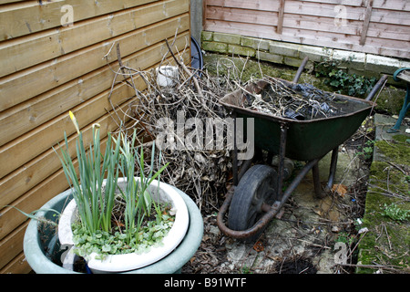 Brouette de jardin dans un jardin Kent England uk 2009 Banque D'Images