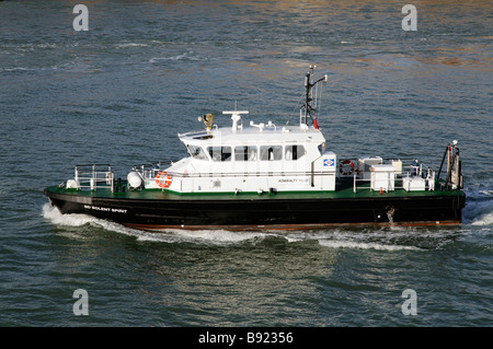 Serco Denholm navire exploité par DD sur le port de Portsmouth dans le sud de l'Angleterre UK le Solent SD un esprit bateau-pilote de l'amirauté Banque D'Images