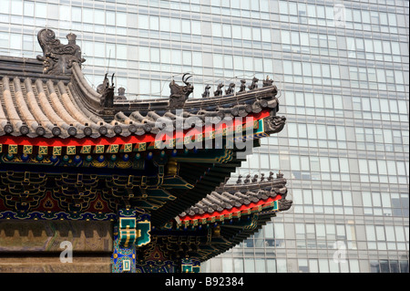 Contraste entre l'ancien bâtiment de temple traditionnel et les nouveaux bureaux de grande hauteur dans quartier financier de Beijing 2009 Banque D'Images