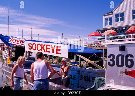 Steveston, BC, en Colombie-Britannique, Canada - Poisson à vendre sur bateau de pêche commercial amarré au marché du fleuve Fraser Banque D'Images