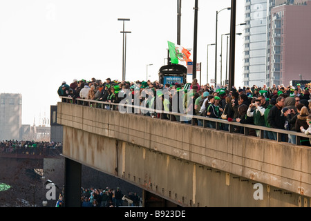 Les gens se rassemblaient le long de la rivière de Chicago alors qu'il est teint en vert pour célébrer la Saint-Patrick - Chicago, IL Banque D'Images