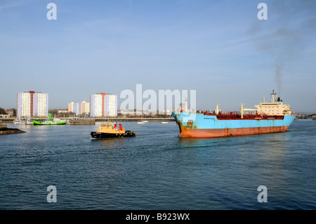 Serco Denholm navire exploité par SD SD vu Bustler remorqueur escortant le Maersk rapière de navire-citerne hors du port de Portsmouth, avec une ba Banque D'Images