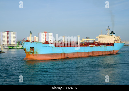 Maersk rapière de navire-citerne de quitter le port de Portsmouth avec un fond de Gosport Hampshire England UK Banque D'Images