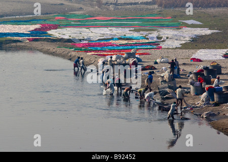 Dhobi Laveuses en la rivière Yamuna à Agra Inde Banque D'Images