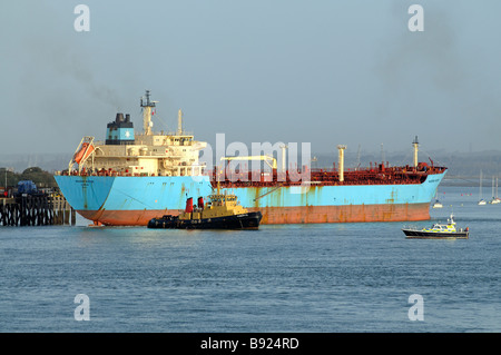 Produit Rapière Maersk oil tanker navire en partance d'un jetée de carburant sur le port de Portsmouth Hampshire England UK Banque D'Images