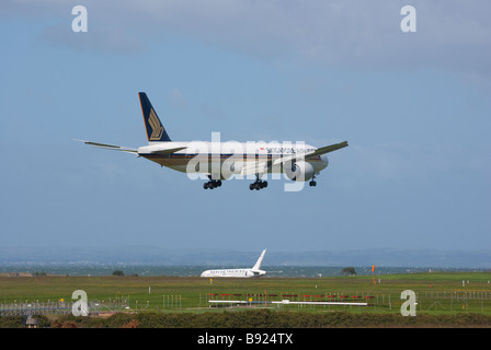 Boeing 777-312ER de Singapore Airlines en approche finale pour l'atterrissage à l'Aéroport International d'Auckland. Banque D'Images