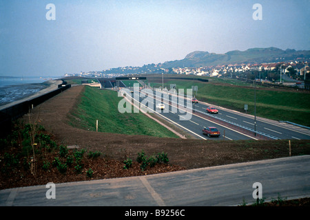 A55 Tunnel Road entrée orientale, la principale voie de circulation le long de la côte nord du Pays de Galles, peu après son ouverture en 1991 Banque D'Images