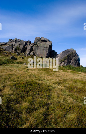 Beau paysage pittoresque rural spectaculaire de ciel bleu au soleil haut piton rocheux - Veau Vache et rochers, Bradford, West Yorkshire, England, UK Banque D'Images