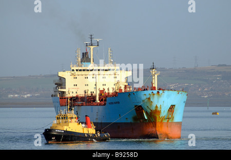 Produit Rapière Maersk oil tanker navire en partance d'un jetée de carburant sur le port de Portsmouth Hampshire England UK Banque D'Images