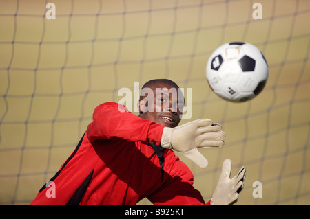 Gardien de but de soccer attraper une balle dans la province de Gauteng Afrique du Sud Pretoria Banque D'Images
