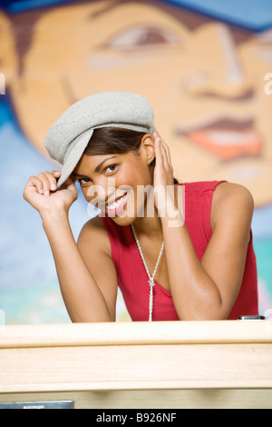 La culture de l'adolescence de l'Afrique du Sud Jeune femme portant un chapeau funky Banque D'Images