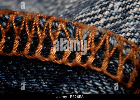 Plan Macro sur les coutures sur une paire de jeans bleu Banque D'Images