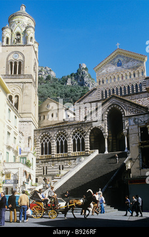 Amalfi, Italie, dans la province de Salerne, Campanie, au pied du Monte Cerreto (1 315 mètres).St Andrews Cathédrale, la place Banque D'Images