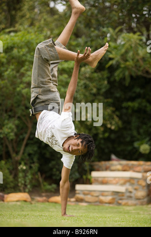 La culture de l'adolescence de l'Afrique du Sud jeune mâle break dancer balancing on one hand Banque D'Images