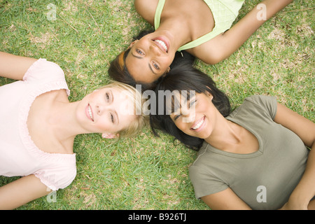 La culture de l'adolescence de l'Afrique du Sud Vue du dessus de trois jeunes femmes tête à tête Banque D'Images