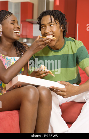 La culture de l'adolescence de l'Afrique du Sud jeune couple eating pizza Banque D'Images