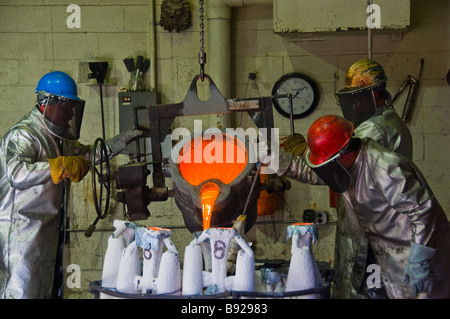 Les travailleurs de fonderie d'art bronze Shidoni à Santa Fe New Mexico Banque D'Images
