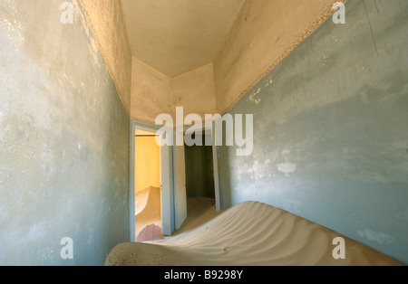 Deux portes dans une maison déserte la moitié rempli de sable Kolmankop Namibie Banque D'Images