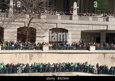 De nombreuses personnes se rassemblent en attendant de voir la rivière Chicago teint en vert pour la Saint-Patrick - Chicago, Illinois Banque D'Images