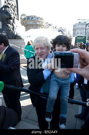 Maire de Londres Boris Johnson pose avec un enfant pour une photo Banque D'Images