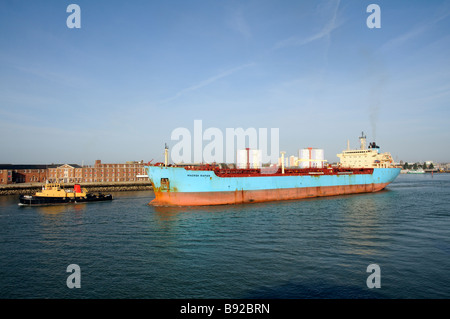 Serco Denholm navire exploité par SD SD vu Bustler remorqueur escortant le Maersk rapière de navire-citerne hors du port de Portsmouth, avec un b Banque D'Images