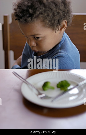 Jeune garçon refusant de manger du brocoli Cape Town Western Cape Province Afrique du Sud Banque D'Images