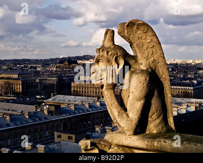 Gargoyle donnant sur Paris d'un tour sur la cathédrale Notre Dame Banque D'Images