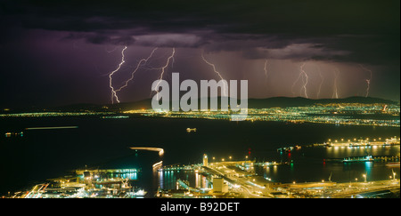 La foudre et tempête sombre nuages sur les lumières nocturnes de la ville du Cap Table Bay Province de Western Cape Afrique du Sud Banque D'Images