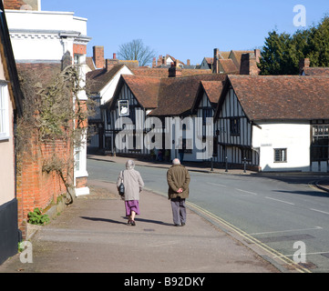 Deux personnes marchant Lavenham Suffolk Angleterre Banque D'Images