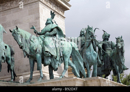 Monument de divers héros hongrois au Monument du millénaire à Emlekmu Milleniumi Hosok tere Place des Héros à Budapest Banque D'Images