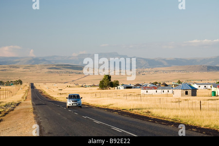 Route de Tsomo dans la région du Transkei entouré par Easatern Xhosa établissements ruraux de la Province du Cap Afrique du Sud Banque D'Images