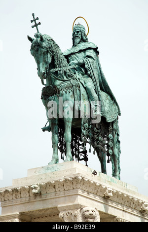 Statue de St Stephen Le Szent Istvan szobor comité permanent par les pêcheurs s sur la colline du Château Varhegy Bastion dans le quartier de Buda de Budapest Banque D'Images