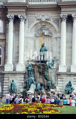 Le Matthias Fountain conçu par Alajos Strobl debout à Castle Hill dans le quartier de Buda Varhegy de Budapest Banque D'Images