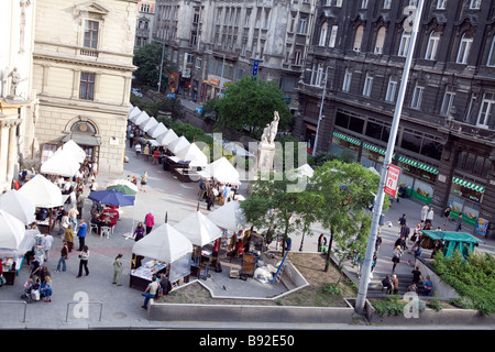 Scène de rue au-dessus de la station de métro Ferenciek tere dans le district de Budapest Pest Banque D'Images