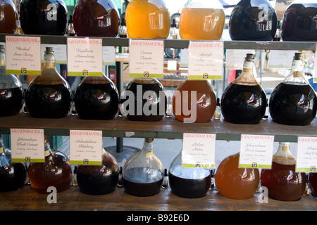 Bols de vinaigre affiche sur stand au marché en plein air Naschmarkt populaires à Vienne Autriche Banque D'Images