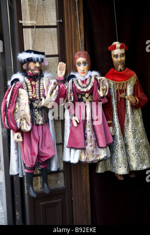 Marionettes affiché dans un magasin à Prague République Tchèque Banque D'Images