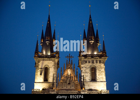 Les clochers de l'église de Tyn de nuit Prague Praha République Tchèque Banque D'Images