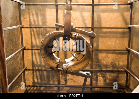 La torture impliment connu comme un soufflet espagnol dans le donjon du château de Prague Prazsky Hrad Prague République Tchèque Banque D'Images