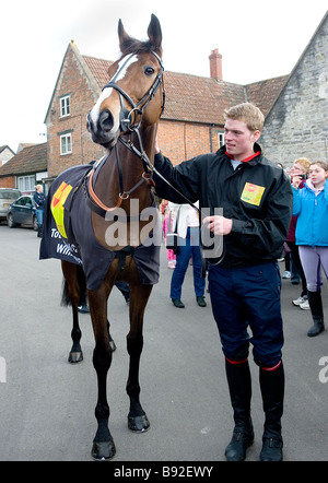 "Kauto Star' gagnant de la Cheltenham Gold Cup 2009 avec Nick enfant garçon stable Banque D'Images