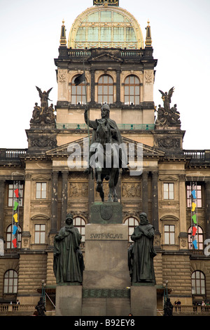 Statue de St Venceslas à la place Wenceslas Vaclavske nam avec le Musée National de l'arrière-plan Prague Praha République Tchèque Banque D'Images