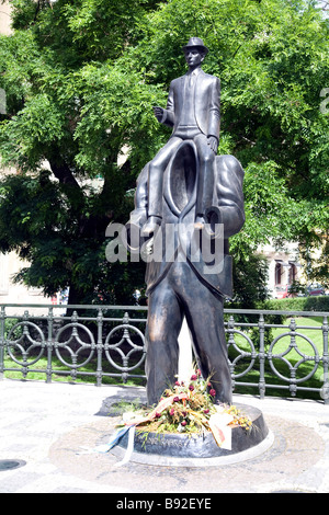 Monument de Franz Kafka à côté de la Synagogue Espagnole dans le quartier juif de Prague République Tchèque Banque D'Images