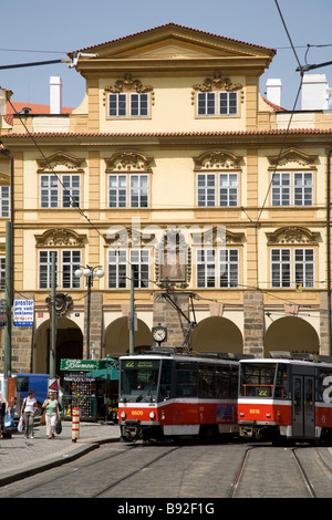 Les Trams à Mala Strana à Prague République Tchèque Banque D'Images