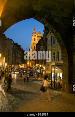 Erraient dans les rues pavées de Mala Strana à Prague République tchèque de nuit Banque D'Images