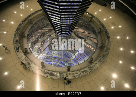 Le dôme de verre au sommet du Reichstag dans la nuit où les visiteurs peuvent observer le Bundestag, la chambre basse du parlement allemand Banque D'Images