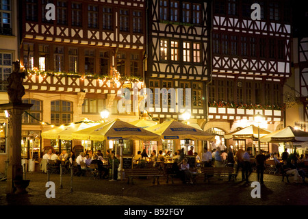 Bâtiments historiques et ses cafés de rue dans le district de Romerberg Frankfurt am Main Allemagne Banque D'Images