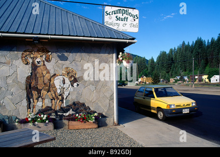 La pierre d'une peinture murale représentant des mouflons béliers sur un immeuble à Salmo dans la région de Kootenay, en Colombie-Britannique, Canada Banque D'Images