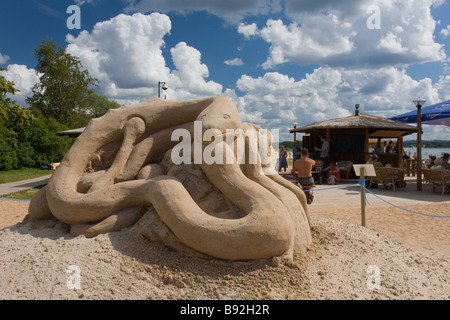 Sculpture de sable sur le lac Set Beach à Võru, Estonie, Europe Banque D'Images